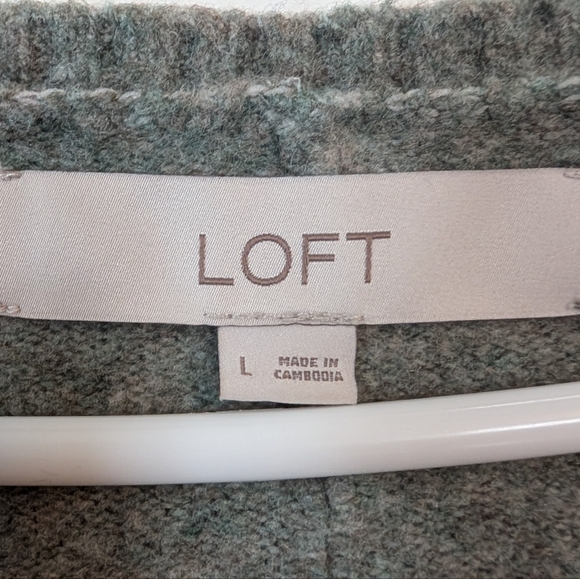 LOFT Gray V-Neck Relaxed Knit Sweater - Picture 3 of 3
